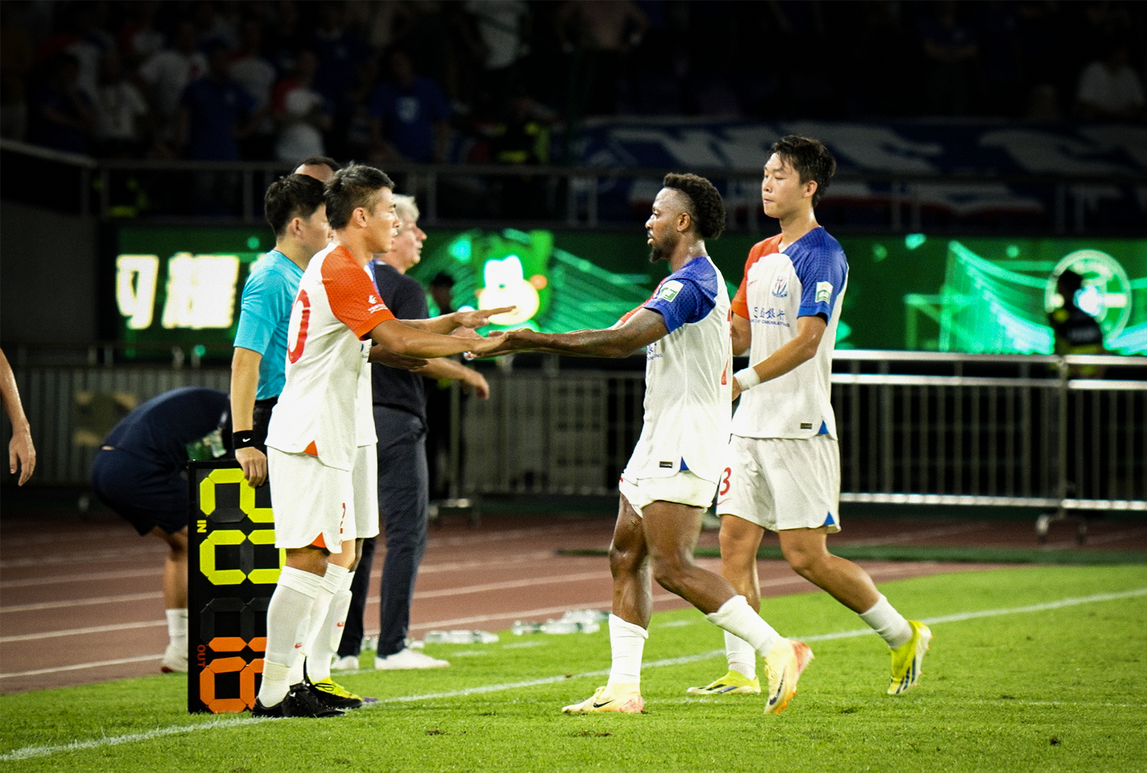 上海申花发布备战花絮，国际比赛日绝杀压哨，荷甲任务艰巨，年轻球员得到机会的简单介绍-AYX SPORTS