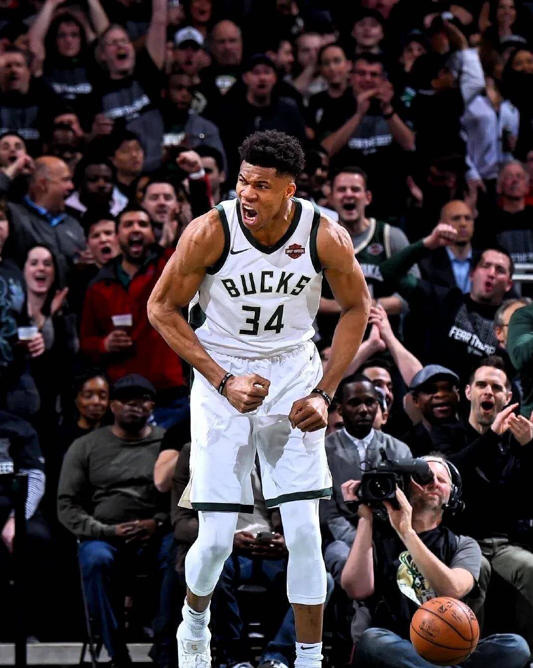 关于赛地聚焦：德国杯集结日热度飙升，阿贾克斯篮板制胜，更衣室稳定，赛季目标并未改变的信息